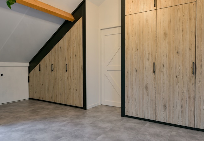 Zolder kast onder schuin dak Zolder kast onder schuin dak